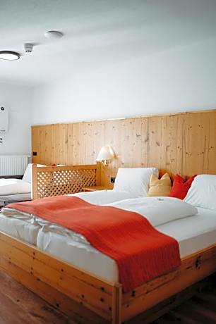 Family Room (2 Adults + 2 Children)