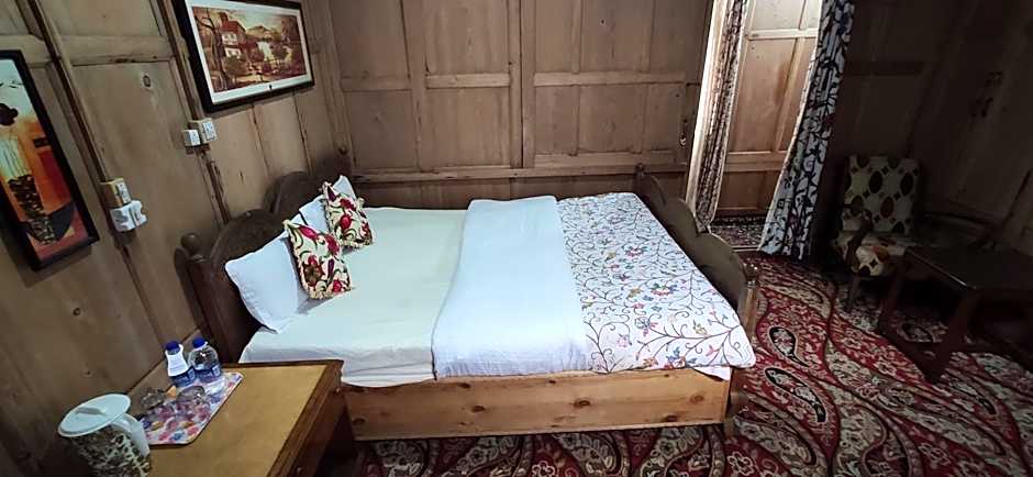 Young Shahzada Group of Houseboats