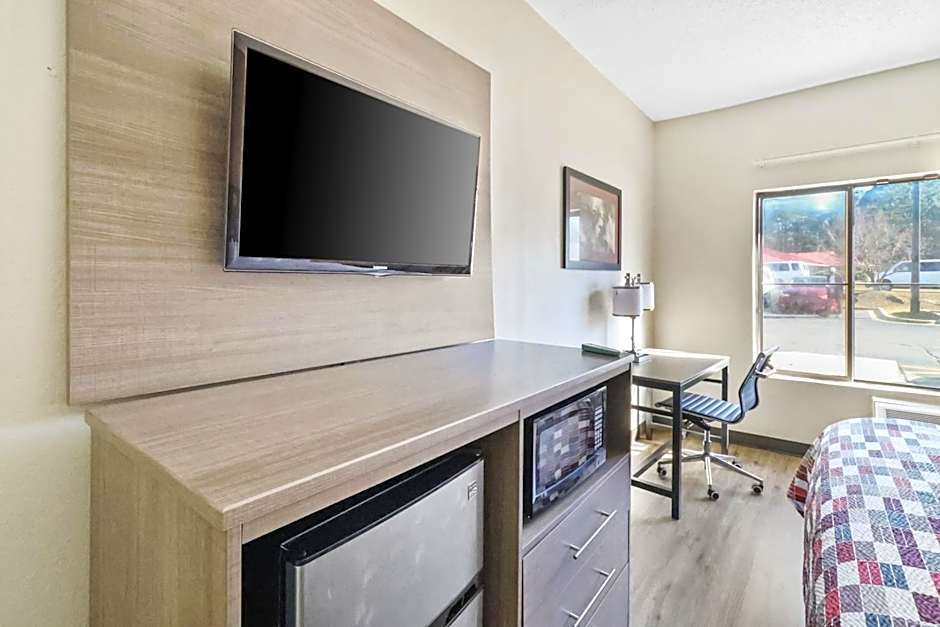 Red Roof Inn & Suites Fayetteville-Fort Bragg