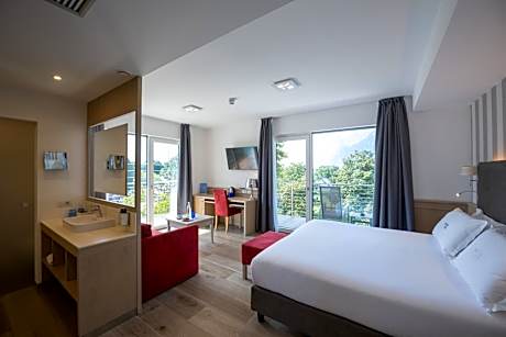 Deluxe Triple Room with Lake View and Double Balcony