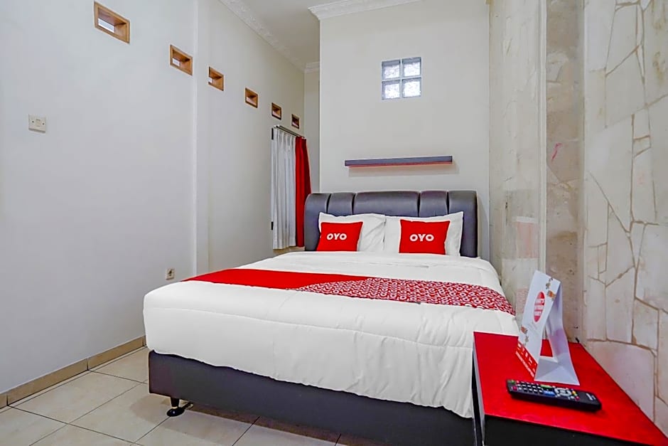 OYO Life 90035 Merci Club