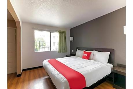 Premium King Bed with Kitchenette Smoking