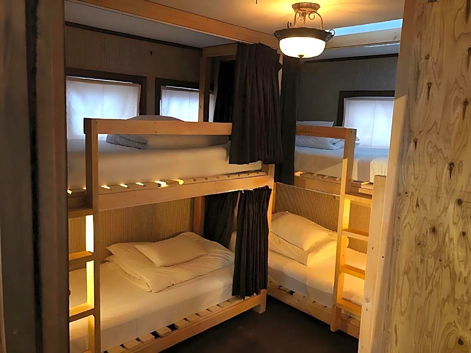 Iza Kamakura Guest House And Bar