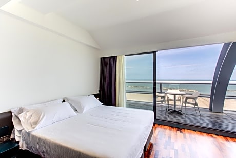 Standard Triple Room with Sea View and balcony