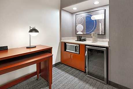 One-Bedroom King Suite with Balcony and Tub - Mobility and Hearing Accessible