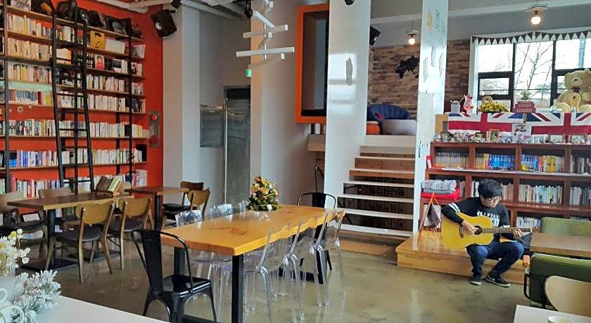 Andong Poonggyung Hostel N Library