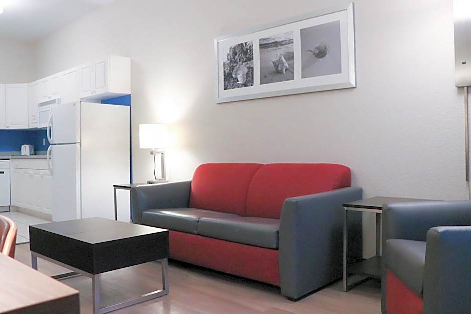 Days Inn & Suites by Wyndham Fort Myers Near JetBlue Park