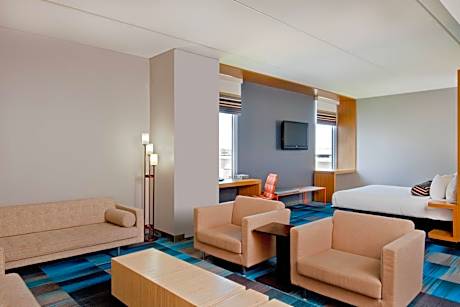 SUITE, KING BED