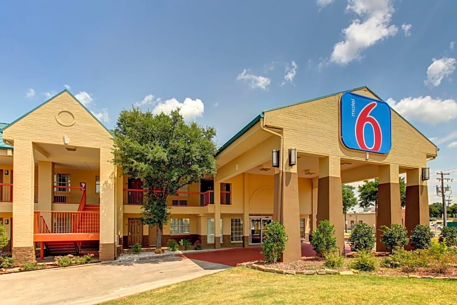 Motel 6 Arlington