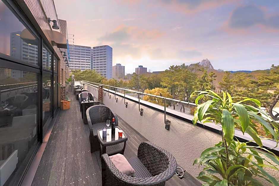 Minamisenri Crystal Hotel