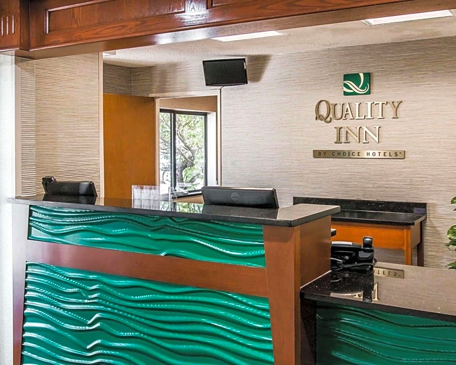 Quality Inn & Suites Warren