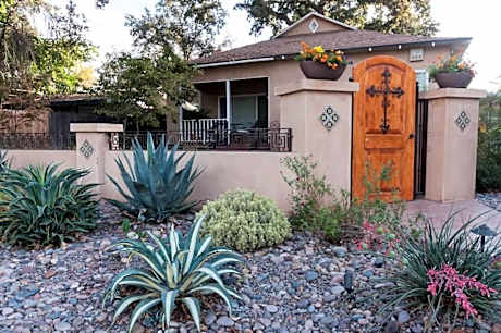 Seq Parks-House with Hot Tub Fire Pit Koi Pond Outdoor Kitchen