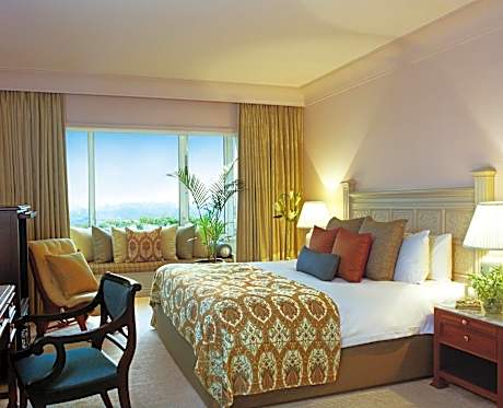 Taj Club with one way Airport transfers and Club Lounge access