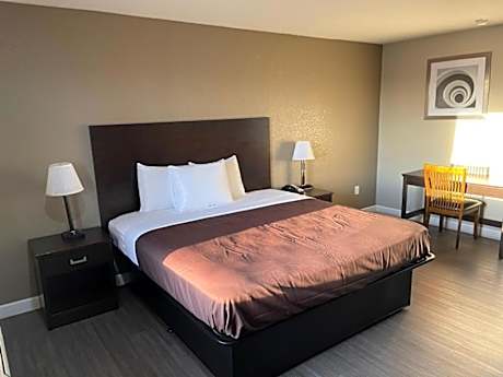 1 King Bed, Nonsmoking, Accessible