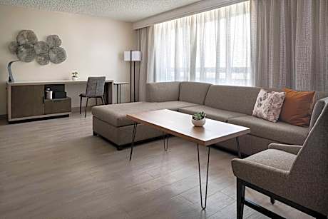 1 Bedroom Suite, 1 King, Sofa bed, High floor, Balcony