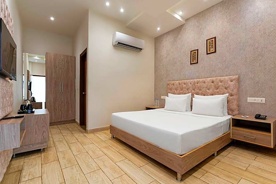 SPT Clarks Inn Suites, Mandi