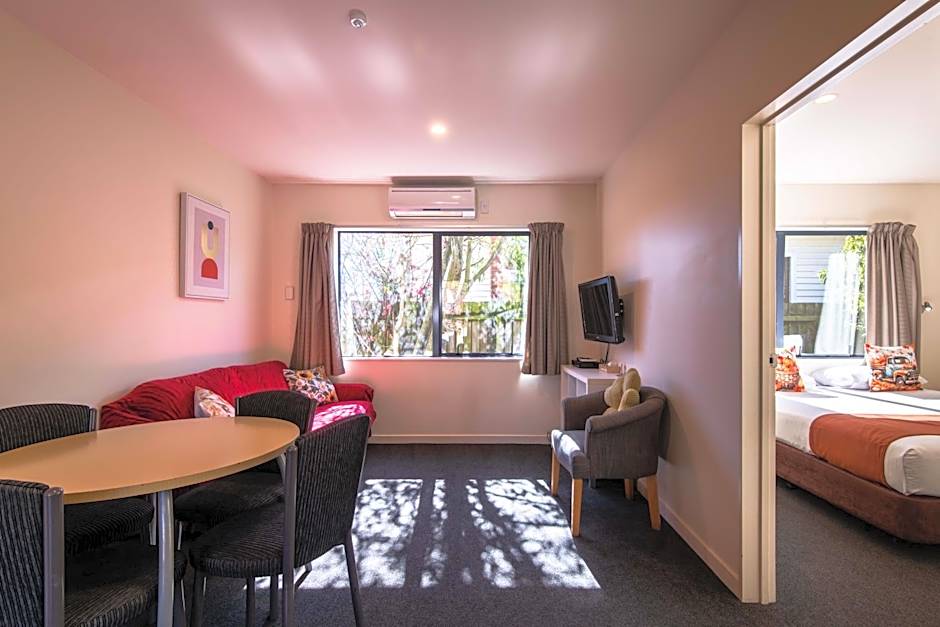 298 Westside Motor Lodge