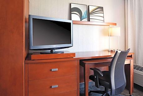Mobility/Hearing Accessible Guestroom Two Queens Tub