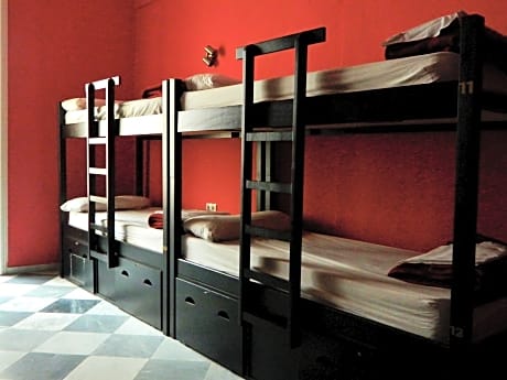 1 bed in 12 Bed Room