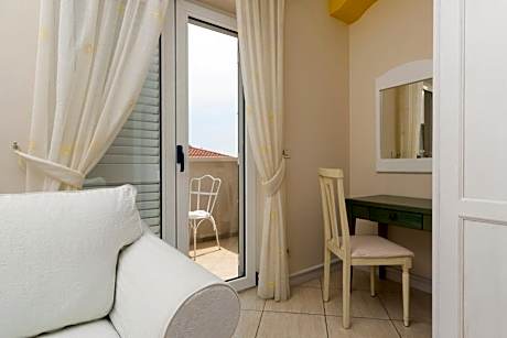 Comfort One-Bedroom Apartment with Sea View