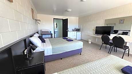 Deluxe Room (2 Adults + 1 Child)