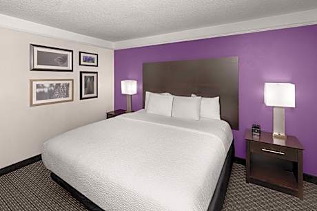 King Room with Bath Tub - Mobility/Hearing Accessible - Non-Smoking