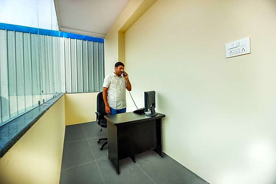 Hotel Shri Chaitra by OYO Rooms – Hyderabad, IA