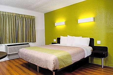 1 King Bed | Non-Smoking, Kitchen