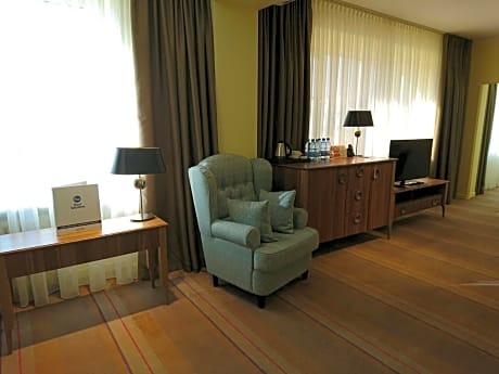 Queen Suite with Two Single Beds