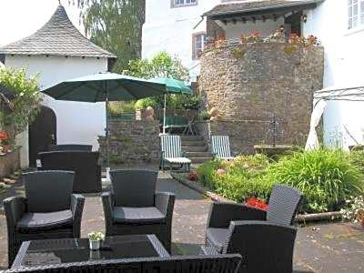 Burghaus & Villa Kronenburg