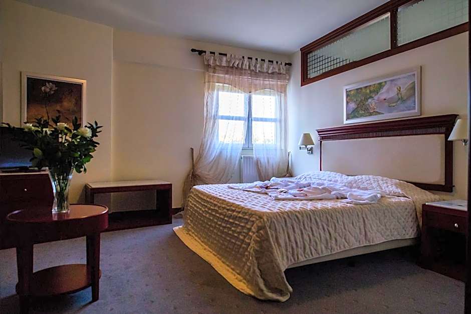 Crithoni's Paradise Hotel