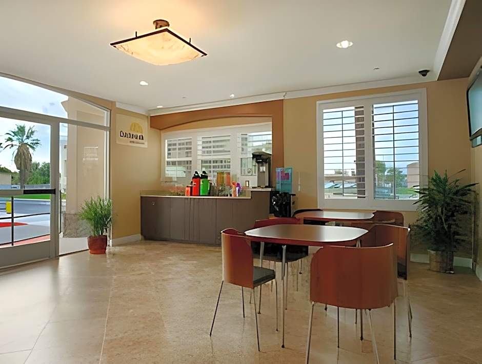 Harbor Inn & Suites