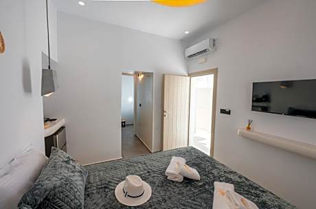 Alonso - Suite with Outdoor Hot Tub and Backyard View