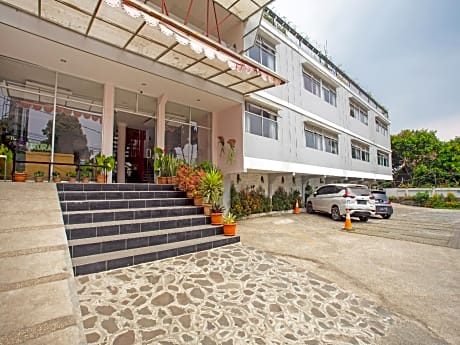 Collection O 3876 The Aurora Inn Lembang