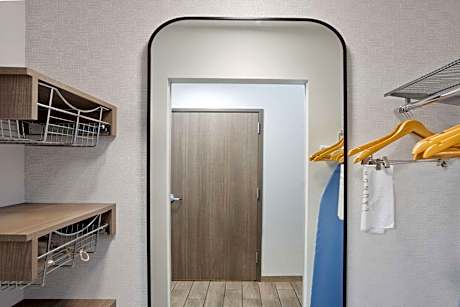 1 King Mobility/Hearing Accessible W/ Bathtub