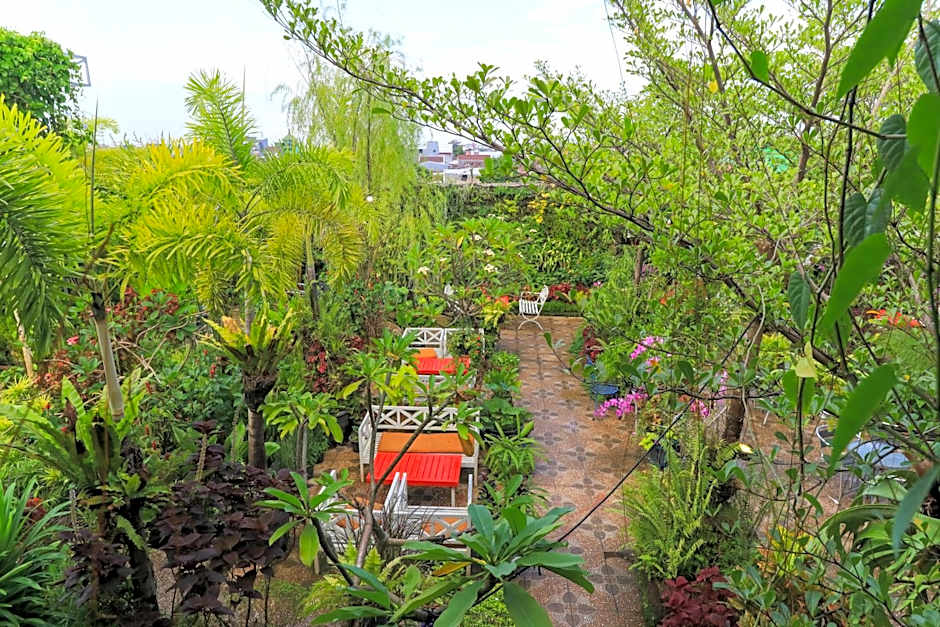 Labuana Homestay & Cafe Garden