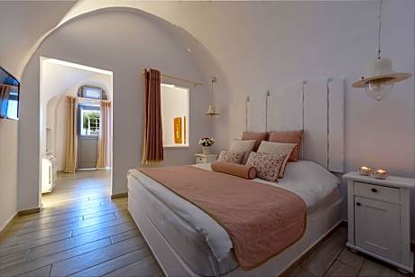 Queen Suite with Cave Plunge Pool and Caldera View