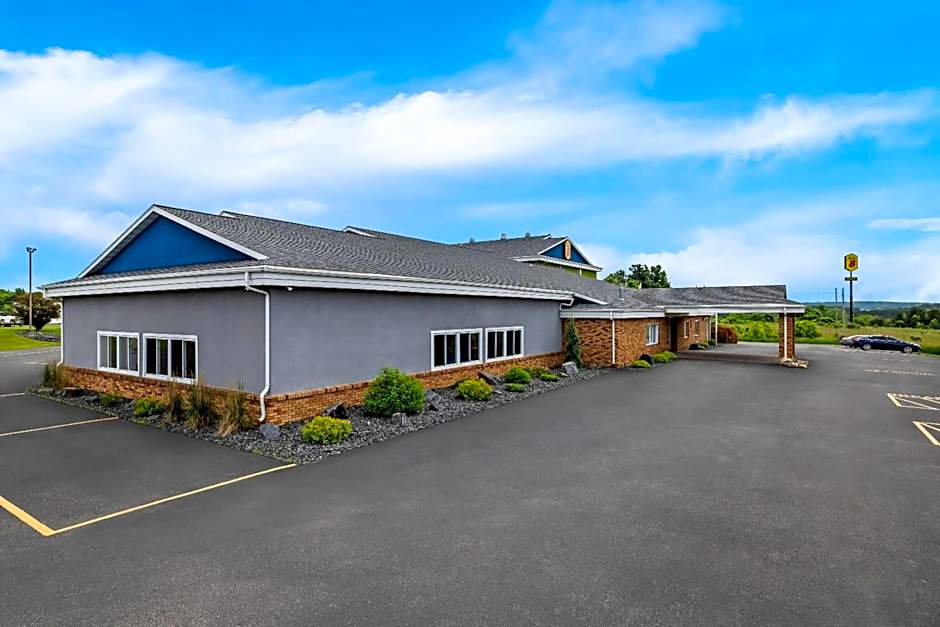Super 8 by Wyndham Osseo WI