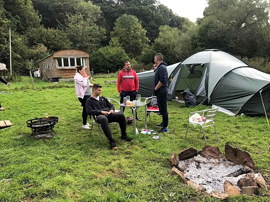 Shepherds Huts Ham Hill, 2 double beds, Bathroom, Lounge, Diner, Kitchen, LOVE dogs & Cats Looking out to lake and by Ham Hill Country Park plus parking for large vehicles available also great deals on workers long term This is the place to relax and BBQ