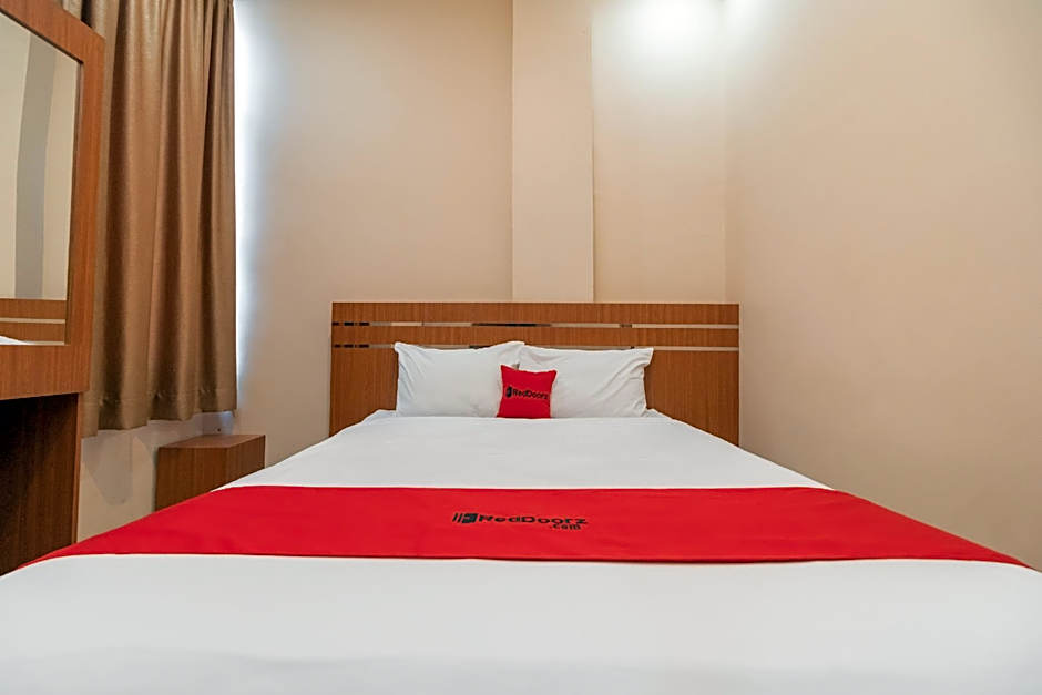 RedDoorz Syariah near RS Mata Padang