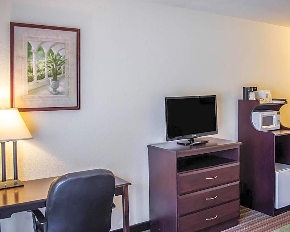 Quality Inn & Suites Pensacola Bayview