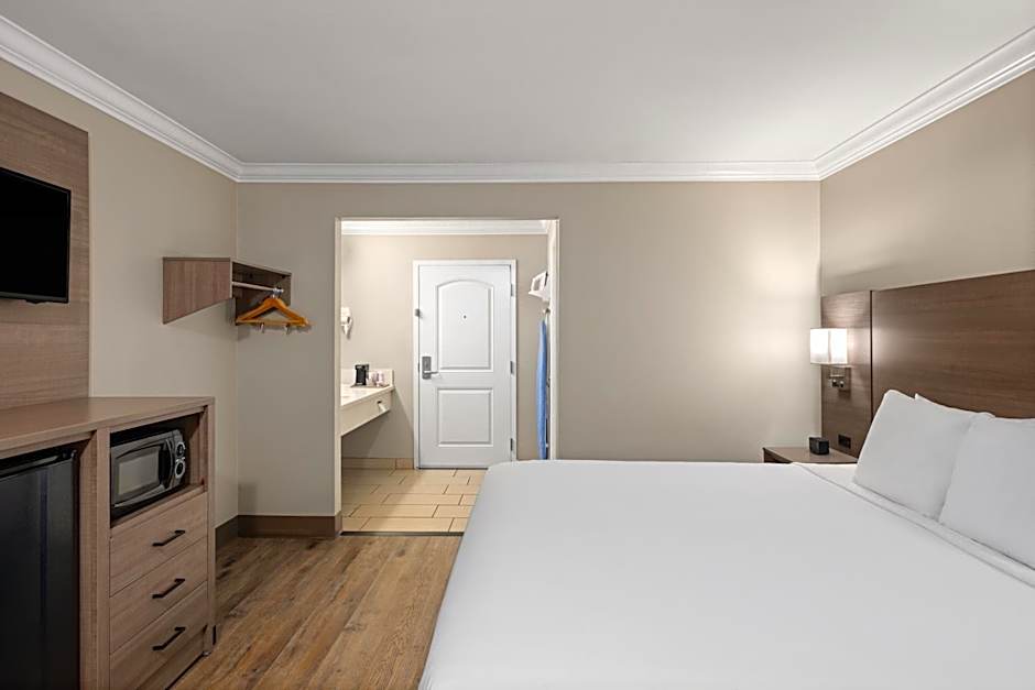 Solara Inn and Suites