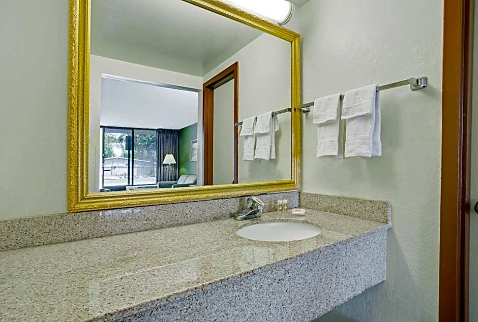 Days Inn by Wyndham Bradenton - Near the Gulf