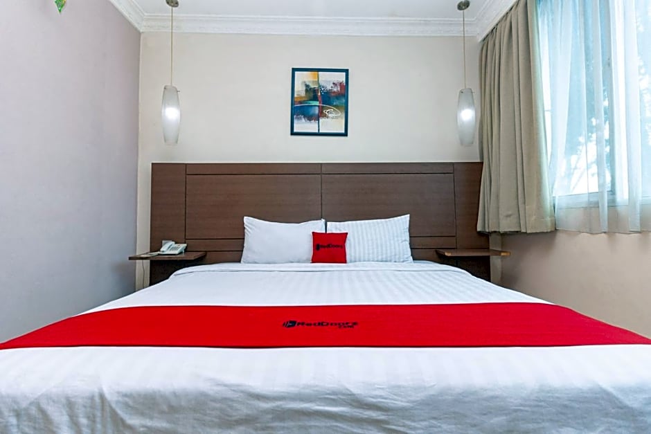 RedDoorz Premium at Hotel Ratu Residence