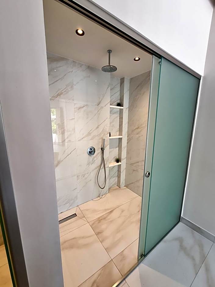 Leonidas Studios & Apartments