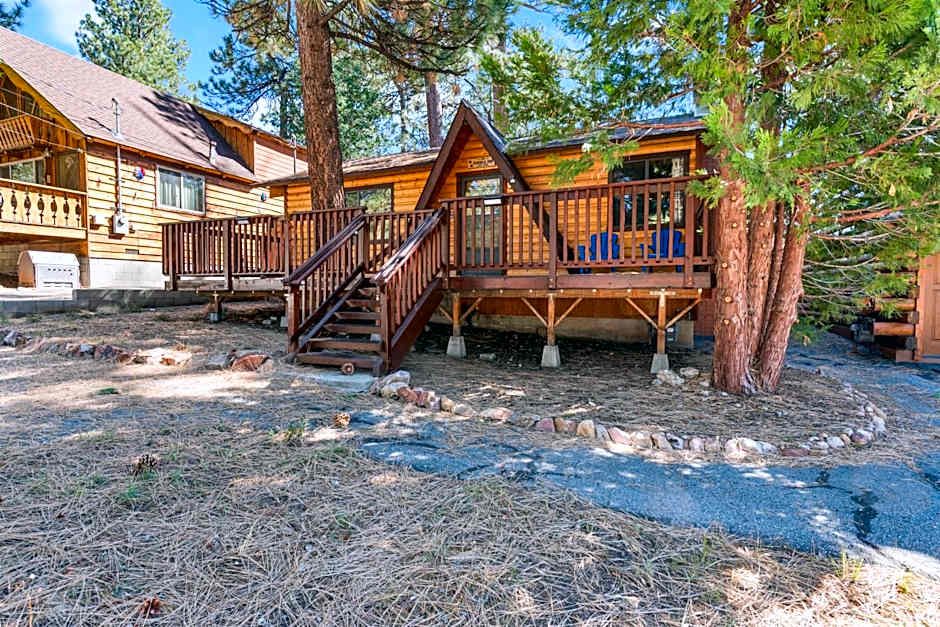 The Cuddle Inn - True feeling of a great cabin! Beautiful and homey! Walking distance to the lake!