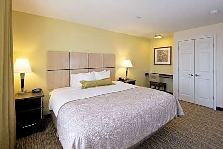 1 Queen 1 Bedroom Suite Mobility Accessible Tub Living