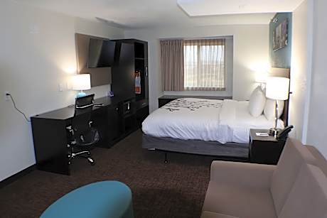 1 Queen Bed, Suite, Nonsmoking