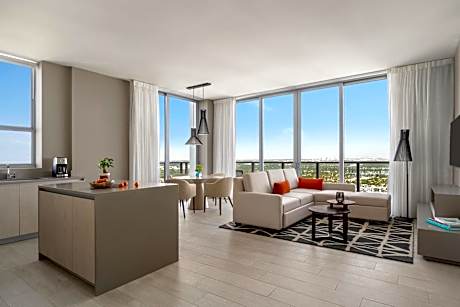 2 Bedroom Corner Suite View-Ocean/Intracoastal/City with Kitchen
