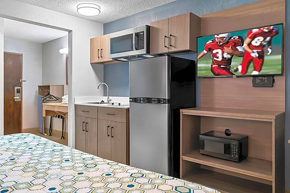 HomeTowne Studios by Red Roof Flint